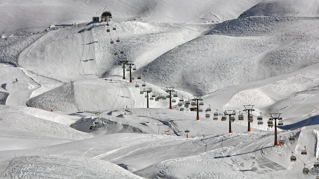 Alto ángulo de teleféricos cerca del suelo nevado