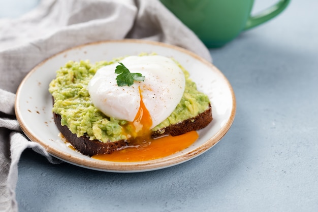 Alto ángulo de tostadas de aguacate con huevo escalfado