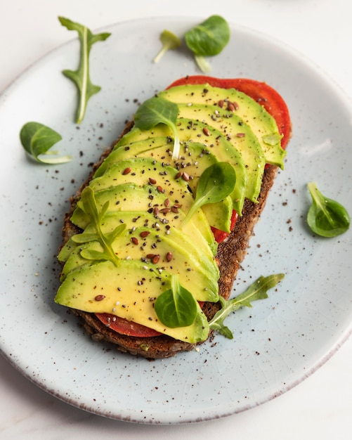 Foto gratuita alto ángulo de tostadas de aguacate en placa