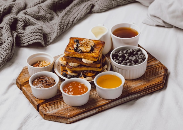 Alto ángulo de tostadas de desayuno con arándanos y plátano