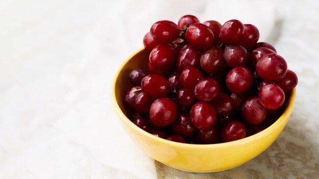 Alto ángulo de uvas rojas en un tazón