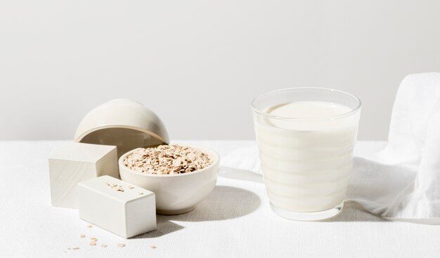 Alto ángulo de vaso de leche con avena