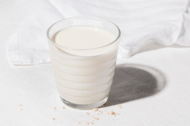 Alto ángulo de vaso de leche