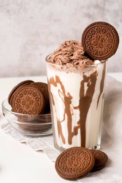 Foto gratuita alto ángulo de vaso de postre con chocolate y galletas