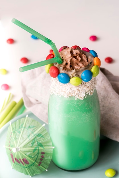 Foto gratuita alto ángulo de vaso de postre con coloridos dulces