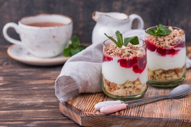 Alto ángulo de vasos con yogurt y cereal