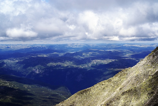 Un alto ángulo de vista de un hermoso paisaje en Tuddal Gaustatoppen, Noruega