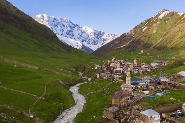 Un alto ángulo de vista del paisaje histórico de la aldea Ushguli en Georgia