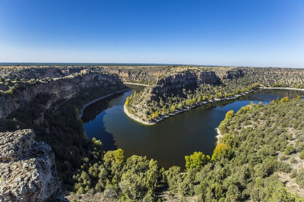 Un alto ángulo de vista del parque natural de las Hoces del Duraton en Segovia, España