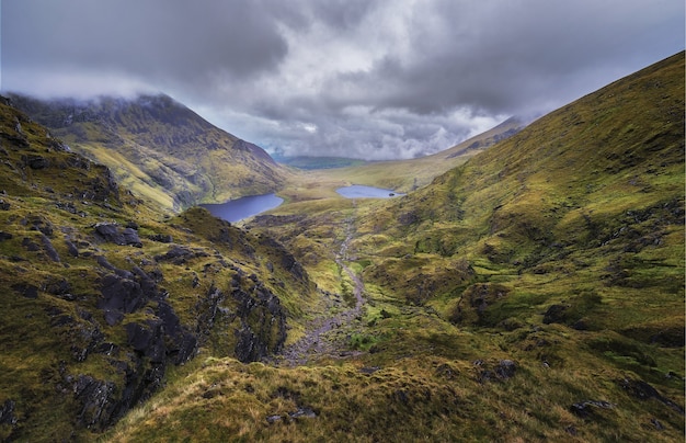 Un alto ángulo de vista del sendero llamado Devil's Ladder en la península de Iveragh en el condado de Kerry, Irlanda