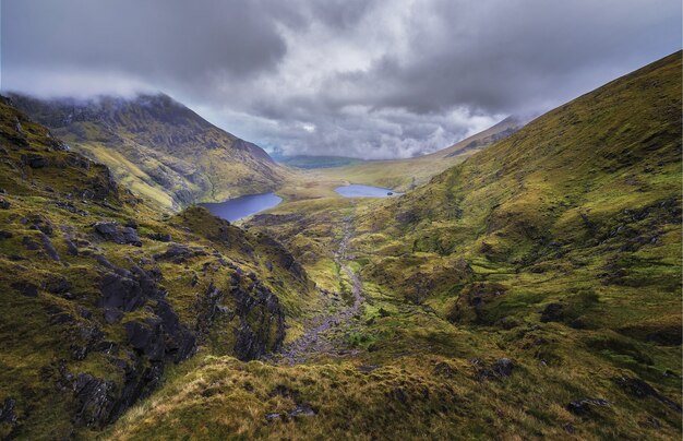 Un alto ángulo de vista del sendero llamado Devil's Ladder en la península de Iveragh en el condado de Kerry, Irlanda