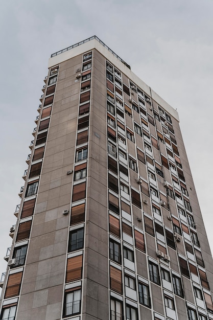 Alto edificio residencial en la ciudad.