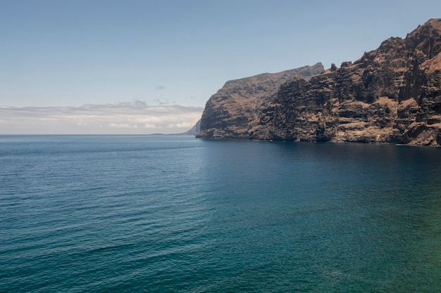 Altos acantilados junto al mar