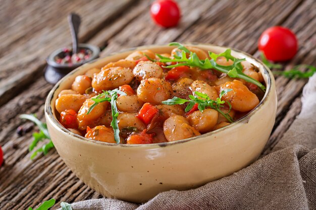 Alubias blancas al vapor con verduras en salsa de tomate. Comida vegana. Comida asiática