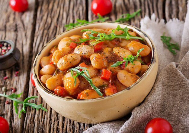 Alubias blancas al vapor con verduras en salsa de tomate. Comida vegana. Comida asiática