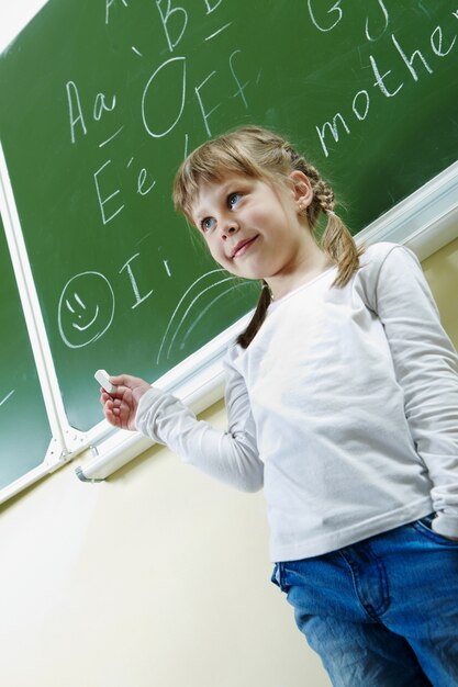 Alumna aprendiendo gramática en el colegio