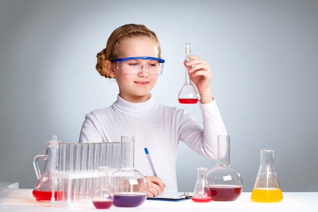 Alumna estudiando química en la escuela