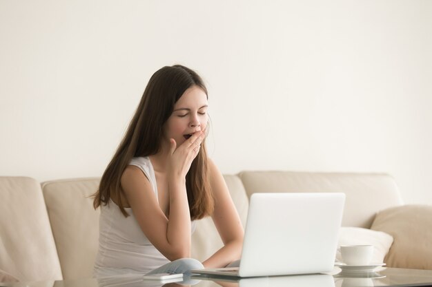 La alumna siente falta de sueño y somnolencia.