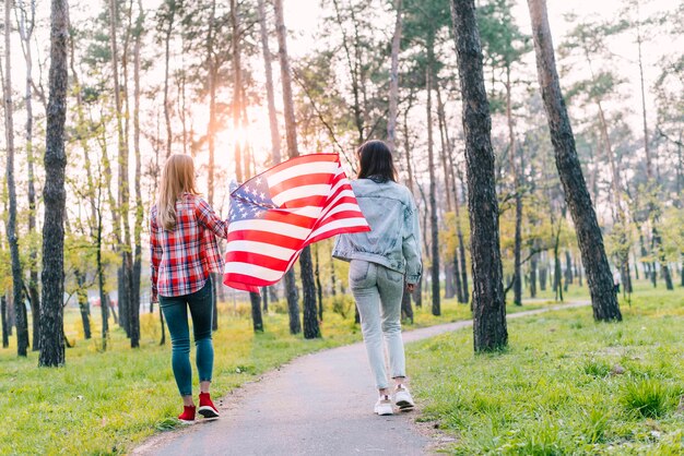 Alumnas con bandera de USA en parque