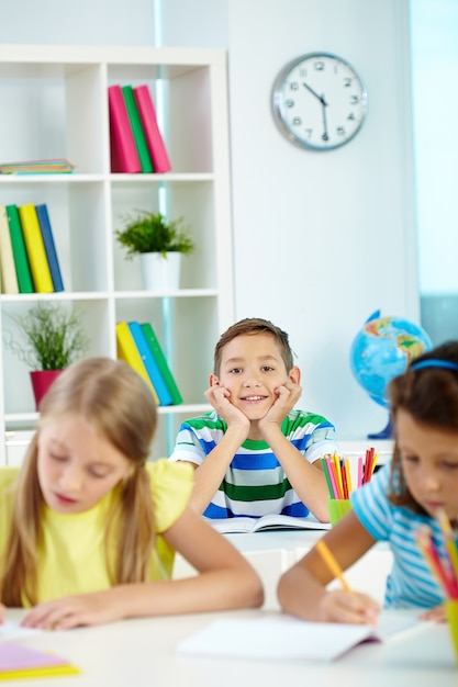 Alumno con un grupo de estudio en la escuela