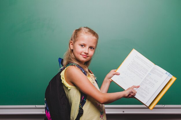 Alumno, niña, señalar, libro