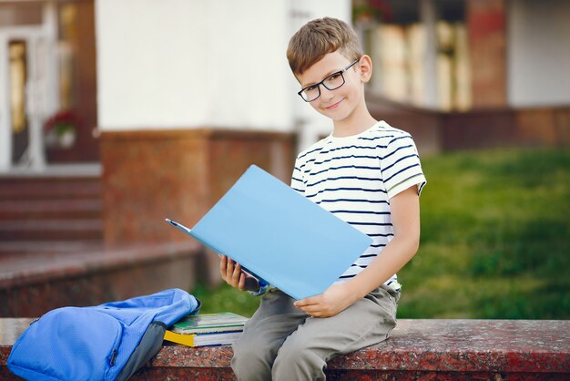 Alumno pasa tiempo en el patio de una escuela.