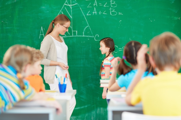 Foto gratuita alumnos en clase de geometría