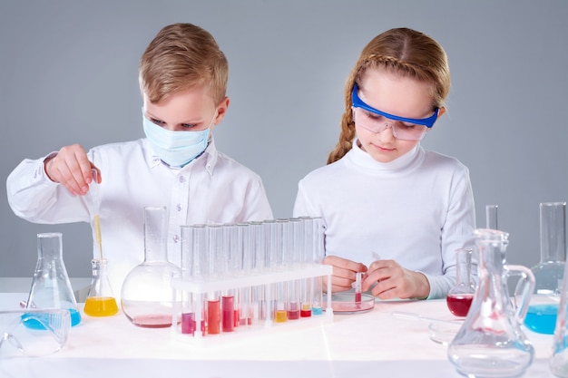 Alumnos concentrados en la clase de química