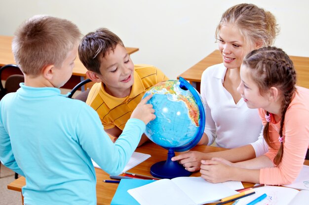 Alumnos divirtiéndose en la clase de geografía