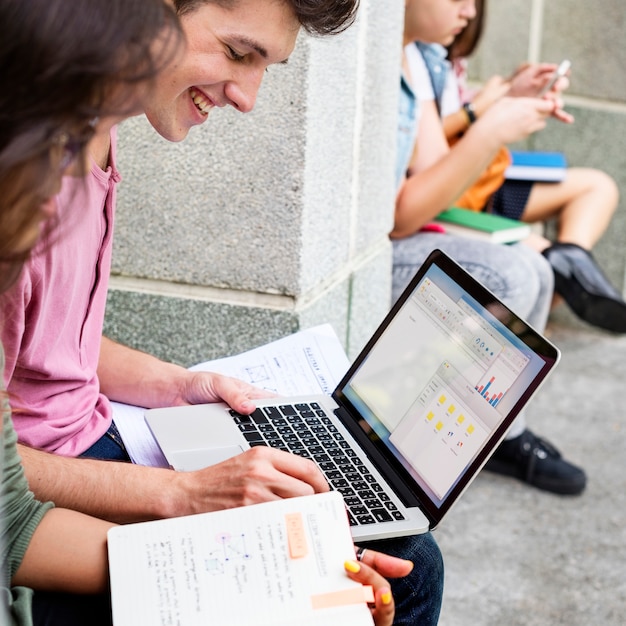 Foto gratuita alumnos haciendo tareas en el parque.