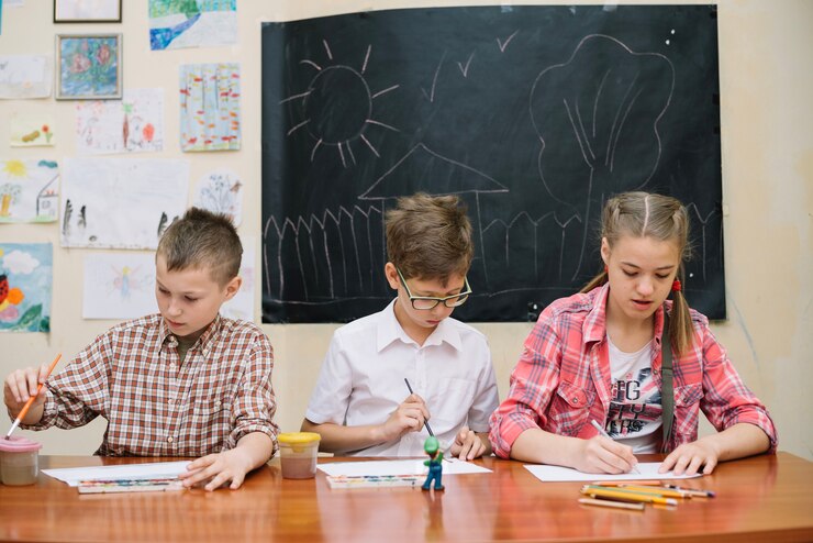 Foto gratuito alumnos en la pintura de aula