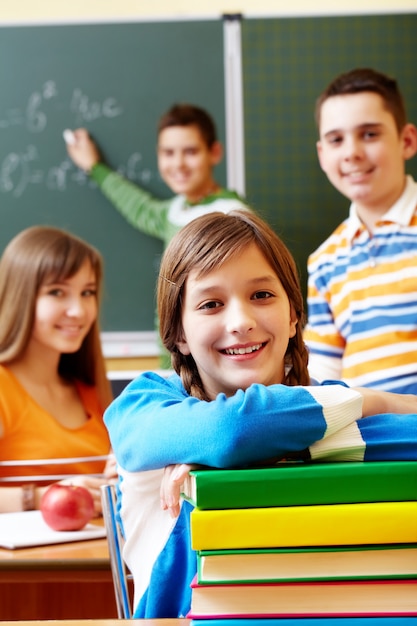 Alumnos sonrientes sentados en clase