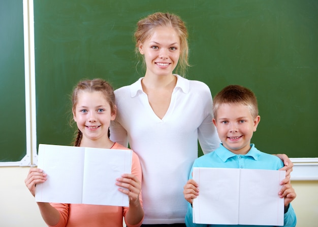 Foto gratuita alumnos con sus cuadernos abiertos