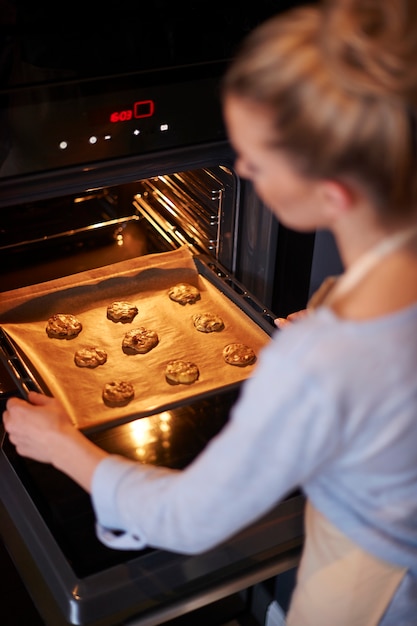 Foto gratuita ama de casa perfecta horneando sus galletas favoritas