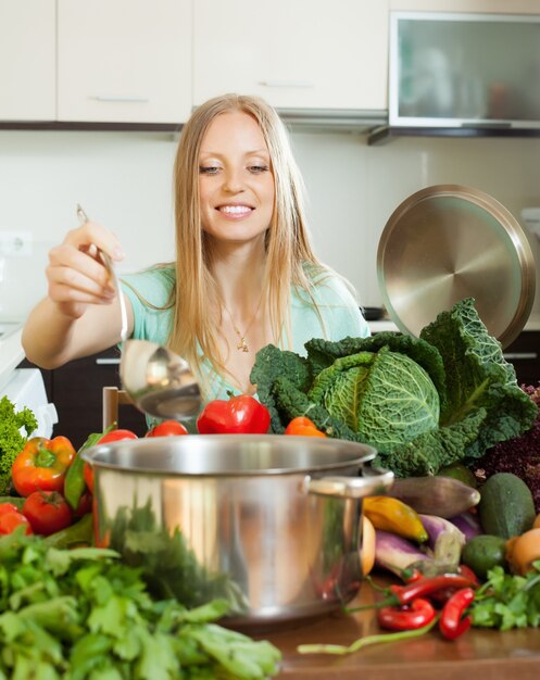 ama de casa positiva cocinar con cucharón de sopa