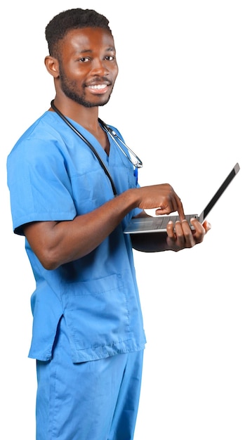 Amable médico afroamericano trabajando en un portátil.