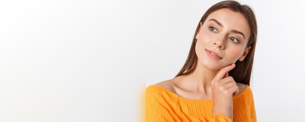 Amable mujer joven sonriente con hermoso rostro retrato studio shot