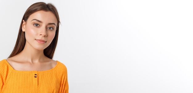 Amable mujer joven sonriente con hermoso rostro retrato studio shot