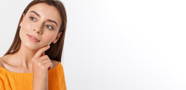 Amable mujer joven sonriente con hermoso rostro retrato studio shot