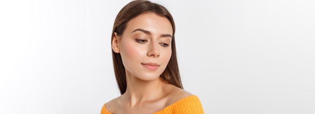 Amable mujer joven sonriente con hermoso rostro retrato studio shot