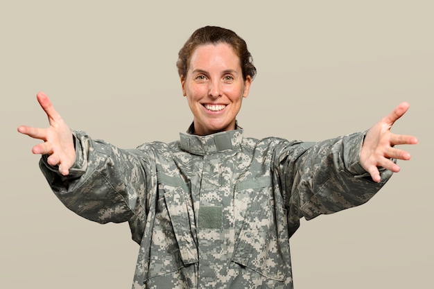 Foto gratuita amable mujer soldado extendiendo sus brazos