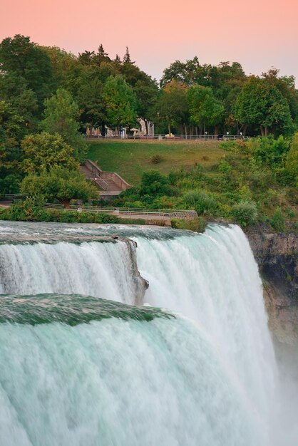 Amanecer de las Cataratas del Niágara en el primer plano de la mañana