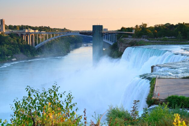 Amanecer de las Cataratas del Niágara en el primer plano de la mañana