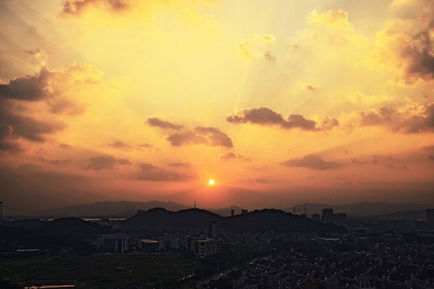 Amanecer fantástico en la ciudad