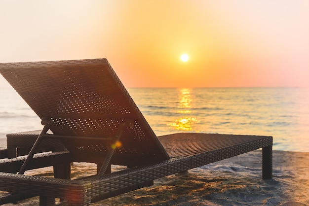 Foto gratuita amanecer de mar playa vacía blanca