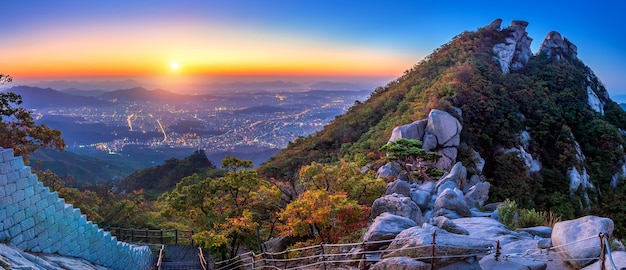 Amanecer en el pico Baegundae y las montañas Bukhansan en otoño, Seúl en Corea del Sur