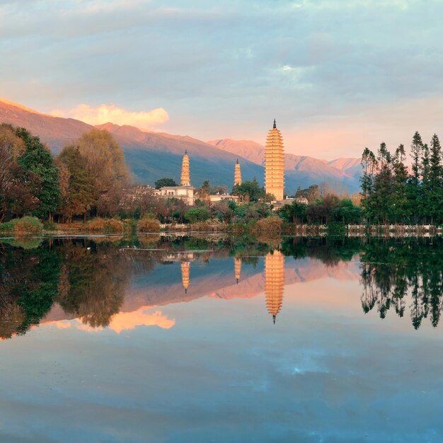 Amanecer con reflejos del lago en Dali, Yunnan, China.