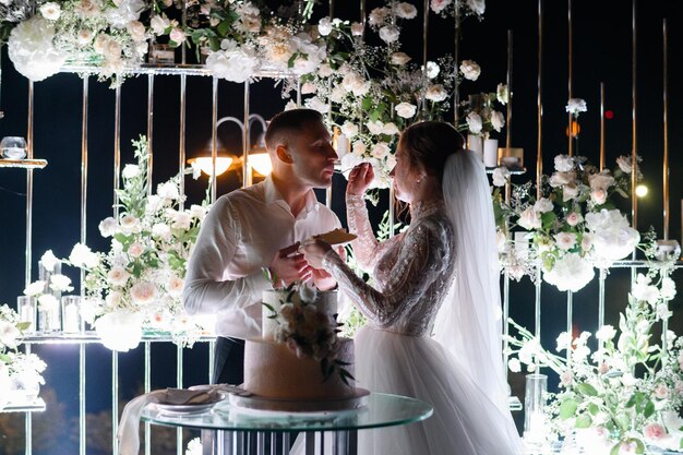 Amante Esposa Alimentando A Su Marido En La Ceremonia De Boda En La Noche