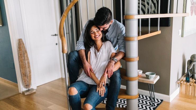 Foto gratuito amante joven pareja sentada en la escalera de caracol