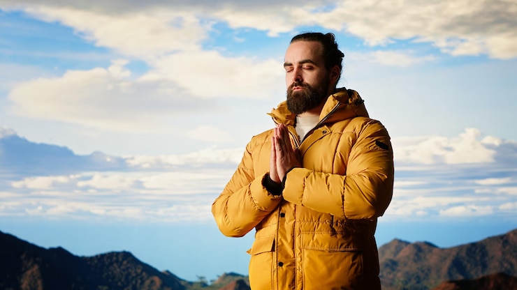 Foto gratuito amante de la naturaleza contento y tranquilo meditando en la cima de la cordillera